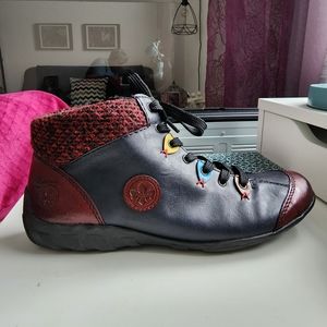 Bottes de cheville décontractées Rieker Josie. Navy and dark red. Synthetic.